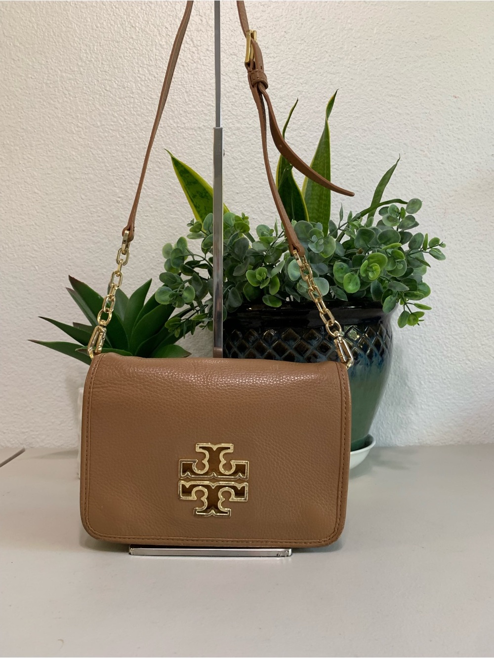 👜💕 Tory Burch Tan Leather Crossbody Bag with Gold Logo